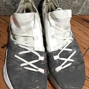 Lightly used mens Under Armour Curry 6 basketball shoes